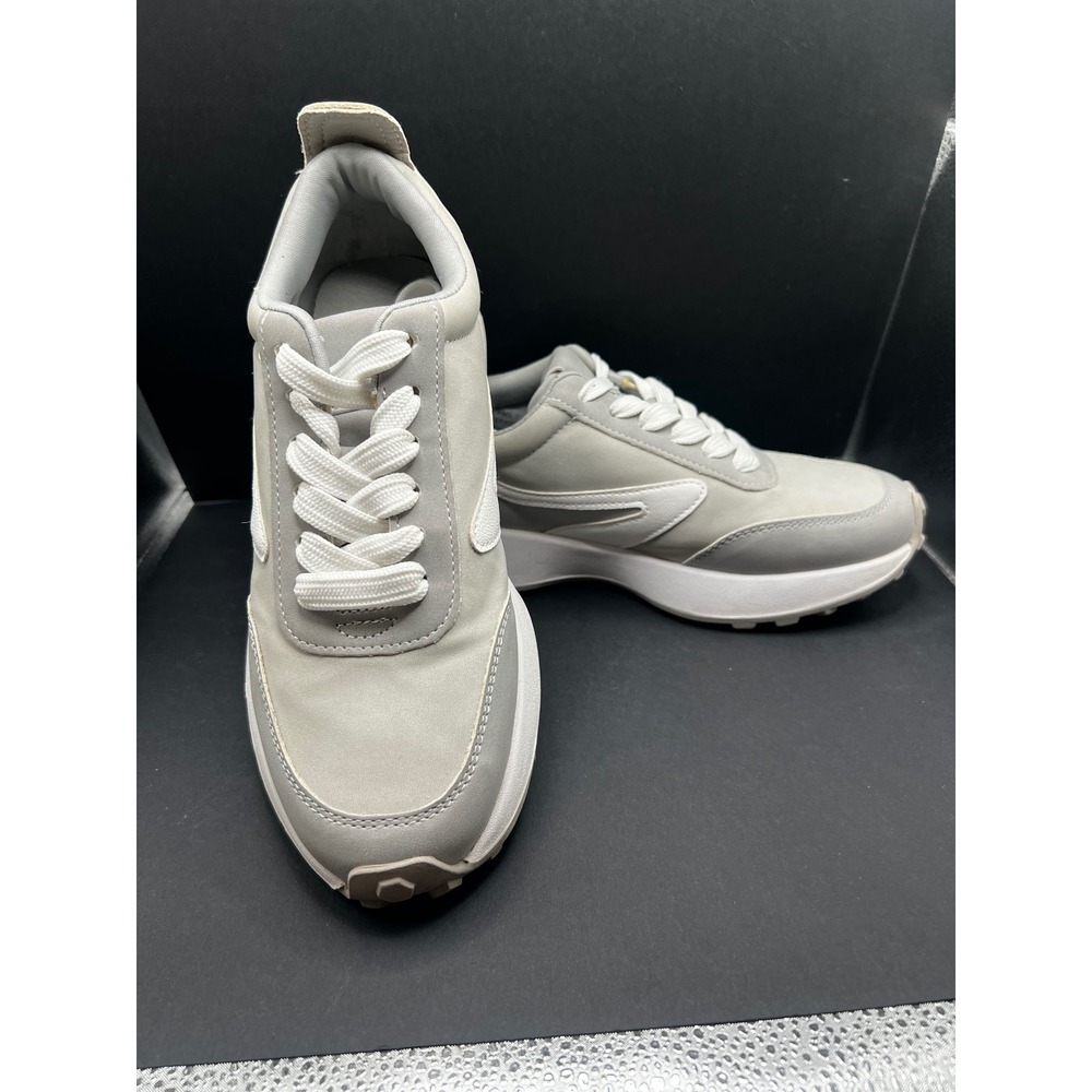 DV Dolce Vita Braiden Light Grey White Low Top Sneakers Womens 7 Lug Sole